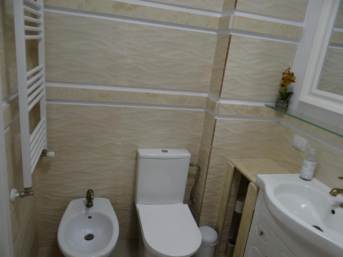 Apartament De Lux White&Red Suceava Exterior foto