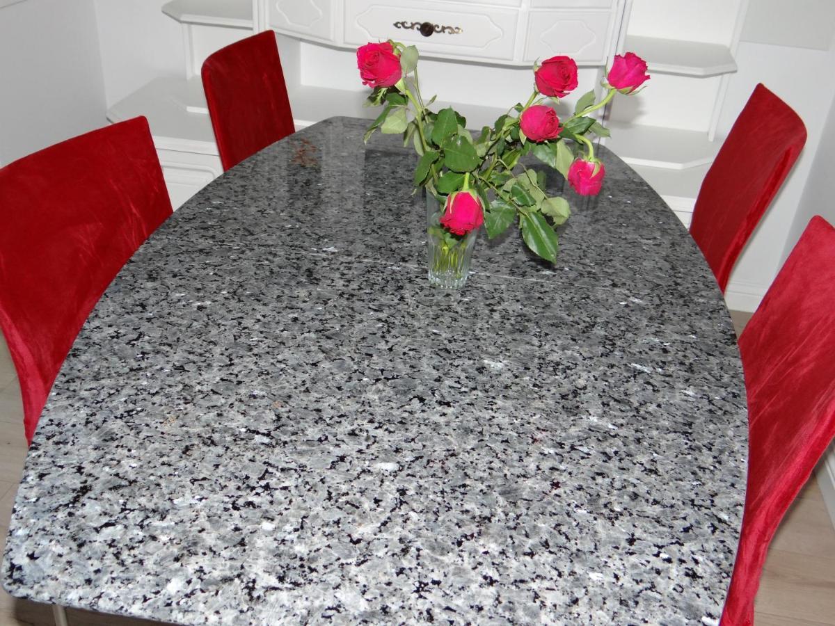 Apartament De Lux White&Red Suceava Exterior foto